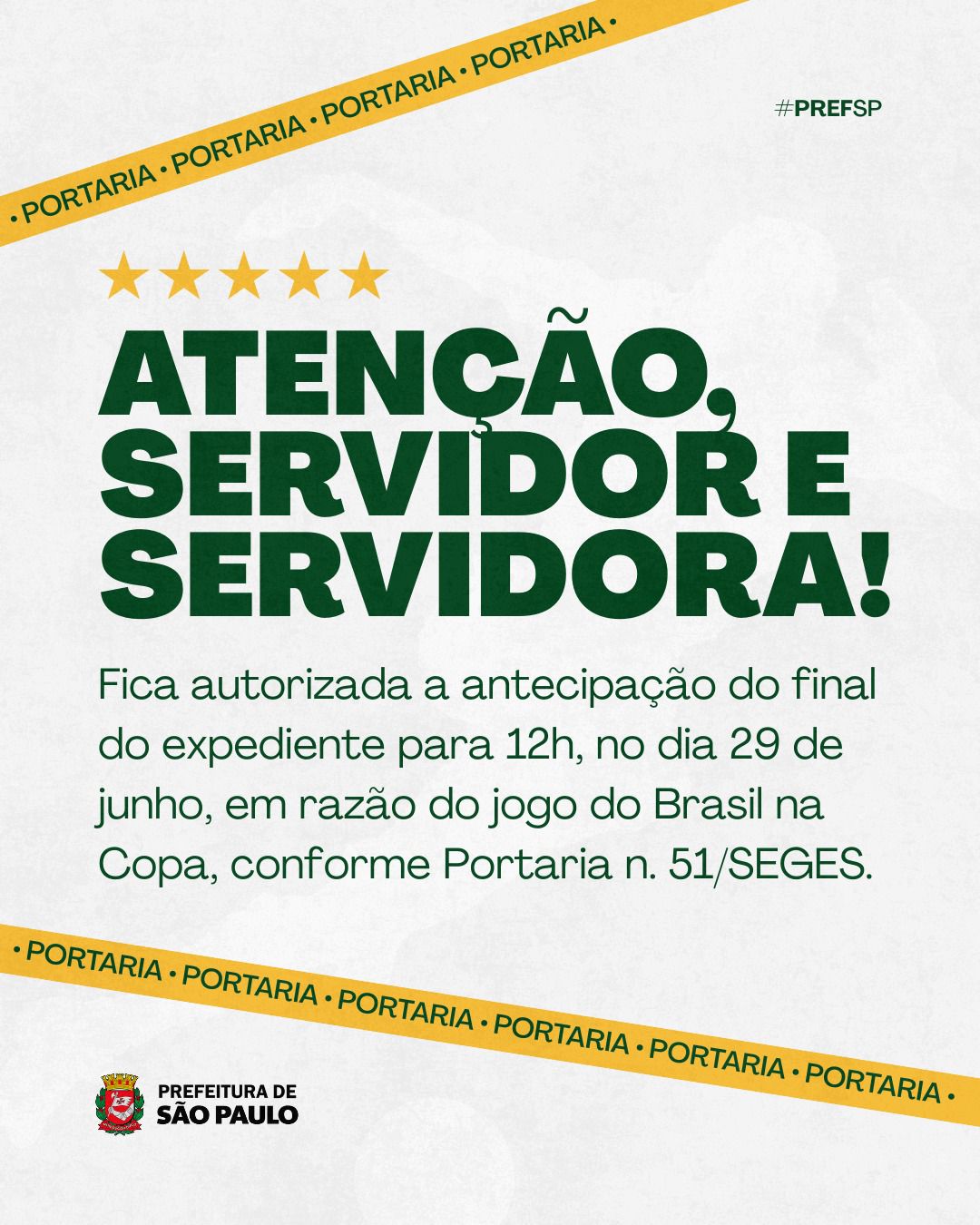 Arte grafica digital sobre a suspensão do expediente durante os jogos do Brasil na copa. O fundo é cinza claro. O texto na cor verde escuro diz: "Atenção servidor e servidora! Fica autorizada a antecipação do final do expediente para às 12h, no dia 29 de junho, em razão do jogo do Brasil na copa, conforme Portaria n. 51/SEGES." No rodapé o brasão e a logo da Prefeitura de São Paulo.